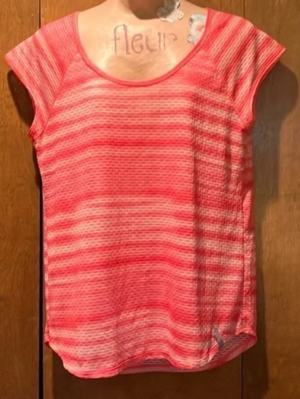 Under Armour HeatGear Activewear Top Size Medium